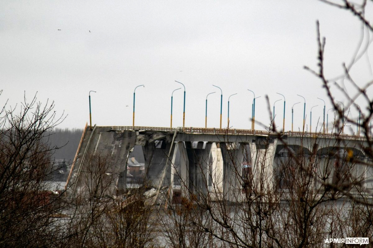 The Antonivka Road Bridge over the Dnipro at Kherson, damaged in the Battle of Kherson. Oleshky sits on the far bank, held by Russia since the first days of the invasion, with Kherson city held by Ukraine across the river.