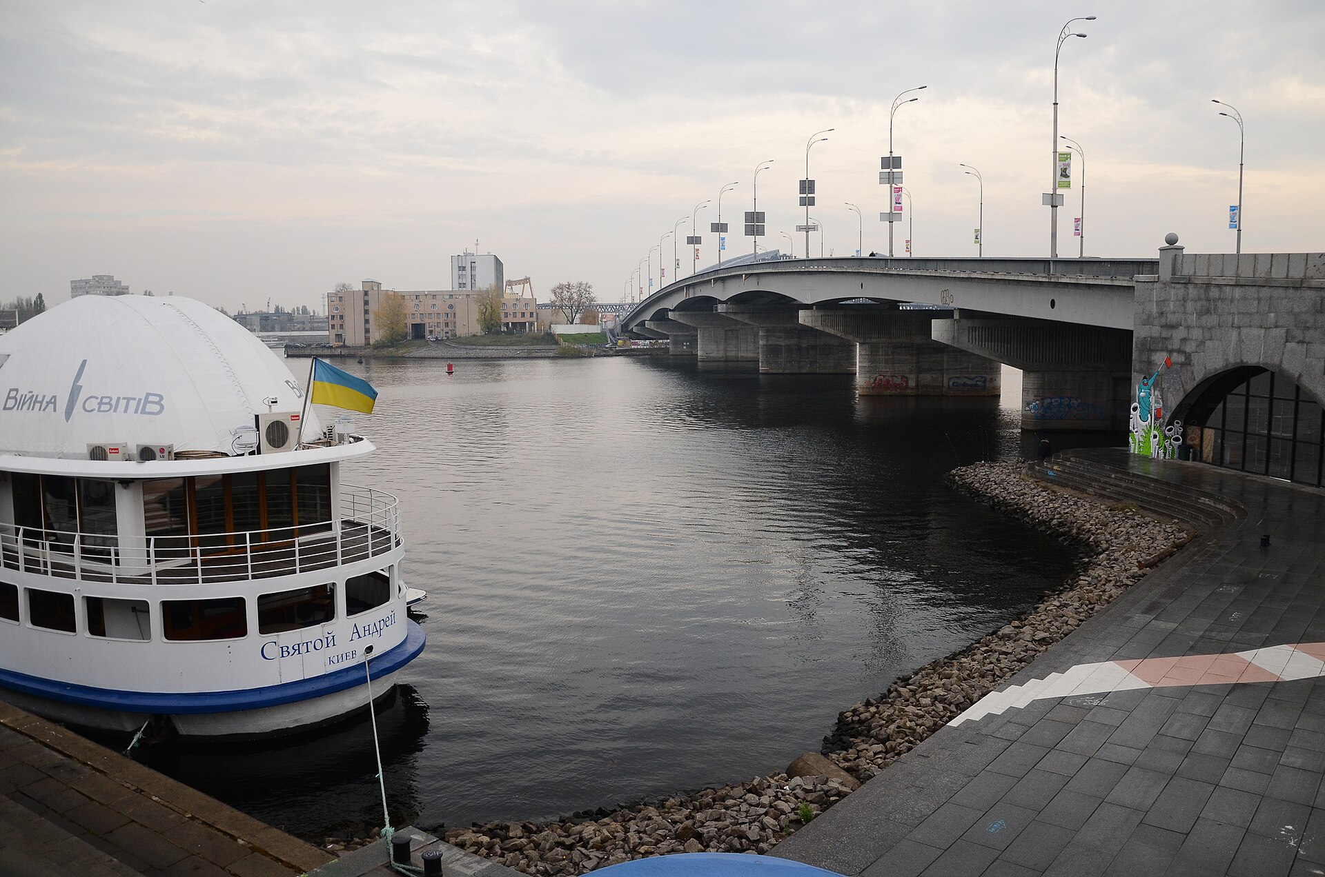 Kyiv on the Dnipro, with the Havanskyi Bridge and a moored boat flying the Ukrainian flag. Russian missiles struck houses in the capital on Wednesday night. File photo.